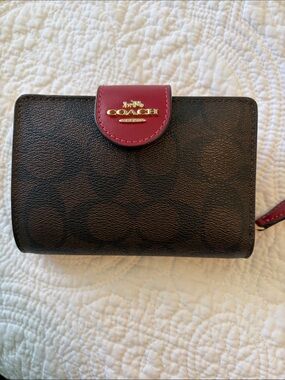 Medium Corner Zip Wallet